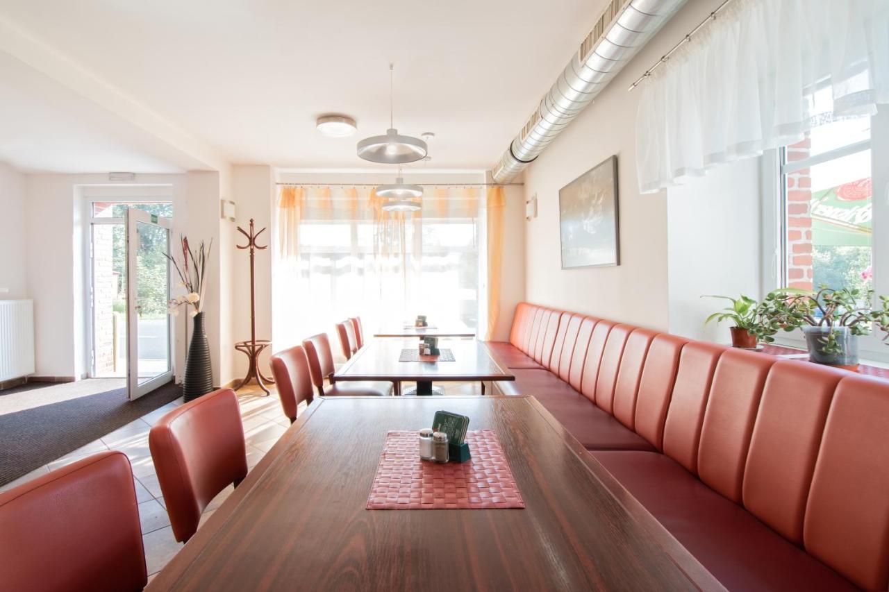 Restaurant & Penzion Avionika Kovářská エクステリア 写真