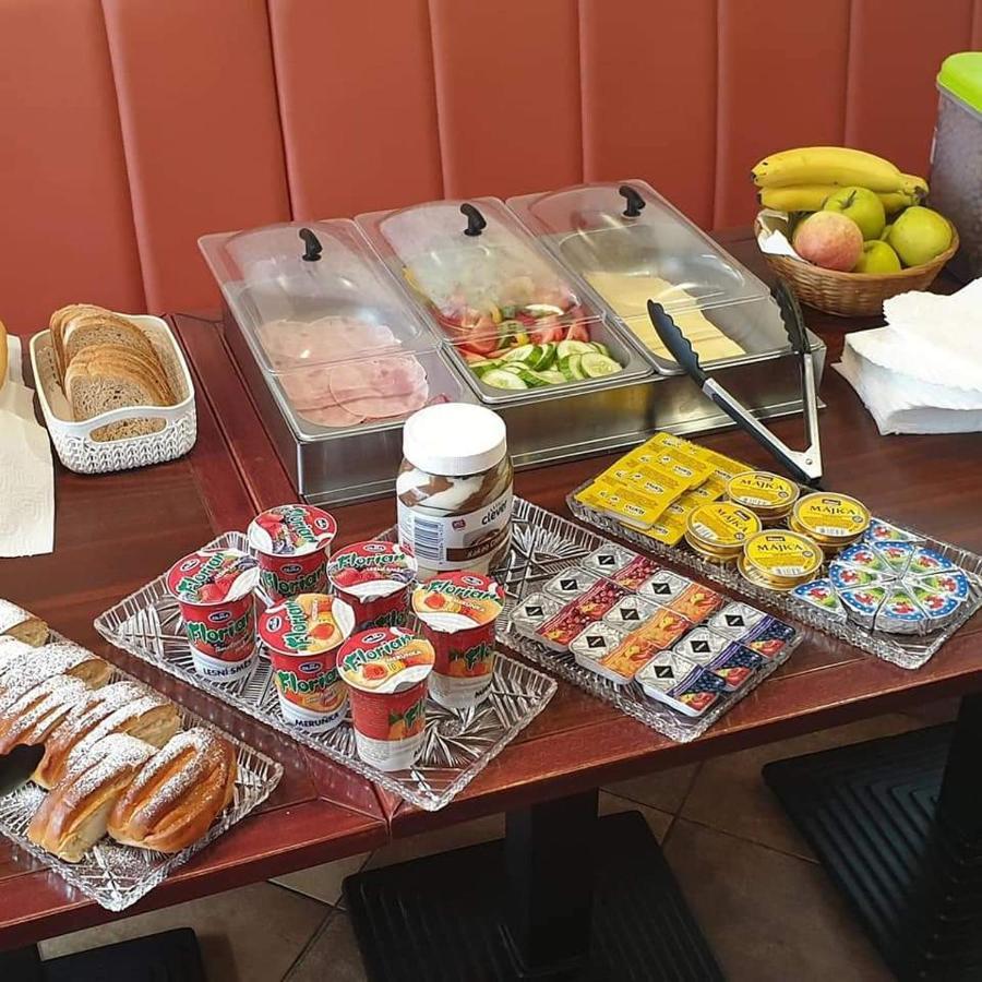 Restaurant & Penzion Avionika Kovářská エクステリア 写真